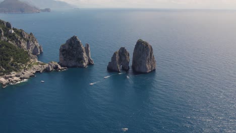 Faraglioni-Rocas-En-El-Mar-Mediterráneo,-Capri,-Italia,-Destino-Turístico