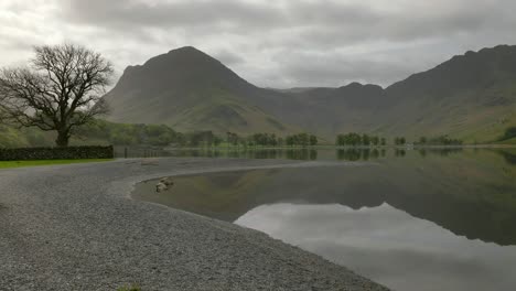 Early-Morning-stillness-on-Buttermere,-Lake-District,-Cumbria,-England