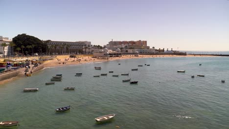 Impresionantes-Vistas-De-La-Playa-De-Cádiz-Con-Barcos-De-Pesca-En-Marea-Alta