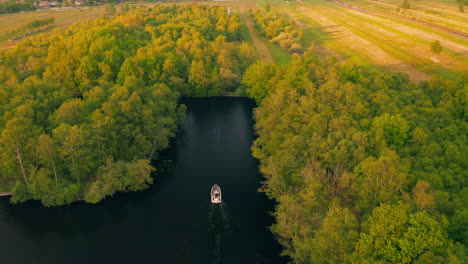Lebendige-Farbe-Von-Waldbäumen-Mit-Segelboot-In-Ossenzijl,-Friesland,-Niederlande