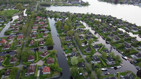 Blick-Auf-Den-Bungalowpark-Mit-Blick-Auf-Die-Stadt-Eernewoude,-Friesland,-Niederlande
