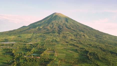 Majestuosa-Montaña-Sindoro-En-Java-Central,-Indonesia