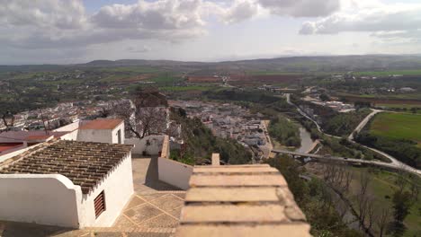 Schöne-Aussicht-über-Arcos-De-La-Frontera-Haus-Auf-Hügel-Mit-Landschaft-In-Der-Ferne