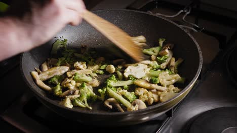 Saltear-Brócoli-Picado,-Coliflor-Y-Champiñones-Para-Una-Receta-De-Pasta-Nutritiva