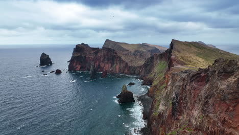 Die-Raue-Schönheit-Der-Landzunge-Im-Osten-Madeiras-Mit-Dramatischen-Klippen