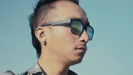Joven-Nepalí-Con-Gafas-De-Sol-Mirando-Al-Mar