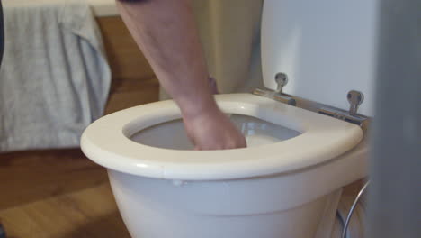 Mann-Versucht,-Die-Verstopfte-Toilette-Zu-Reparieren