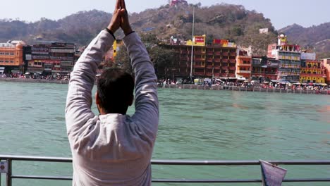 Isolierter-Junger-Mann,-Der-Den-Heiligen-Ganges-Am-Flussufer-Aus-Einem-Flachen-Winkel-Aufhebelt-Video-Wird-Am-Ganga-Flussufer-Haridwar-Uttrakhand-Indien-Aufgenommen