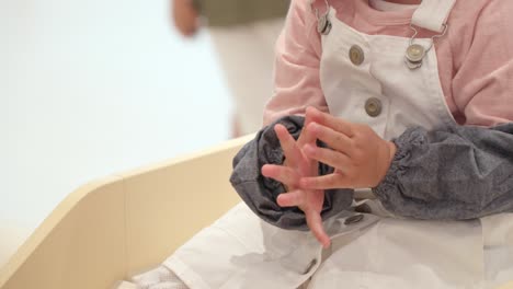 Winzige-Hände-Eines-2-jährigen-Mädchens-Mit-Armbedeckung