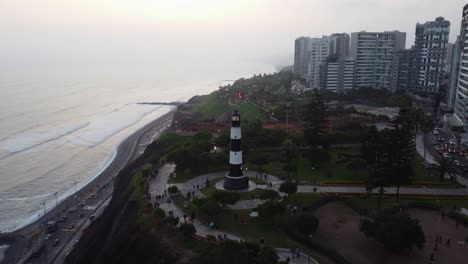 Drohnenvideo-Eines-Leuchtturms-Im-Bezirk-Miraflores-In-Lima,-Peru