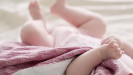 Gesundes-Neugeborenes-Mädchen-In-Rosafarbener-Kleidung,-Das-Sich-Im-Bett-Bewegt