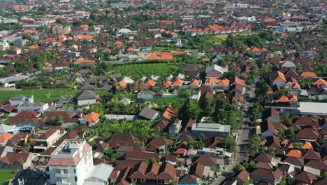 Breite-Antenne-Eines-Dicht-Besiedelten-Wohngebiets-Von-Bali-Indonesien-Mit-Orangefarbenen-Dächern