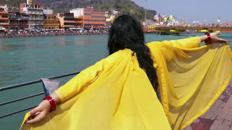 Isoliertes-Junges-Mädchen,-Das-Am-Heiligen-Ganges-Am-Flussufer-Aus-Einem-Flachen-Winkelvideo-Genießt,-Wird-Am-Ganga-flussufer-Haridwar-Uttrakhand-Indien-Aufgenommen