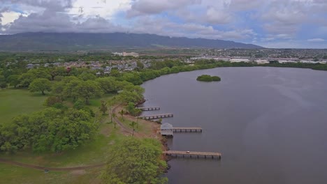 Luftaufnahme-Des-Kapapapuhi-Point-Park-Im-Westen-Von-Loch-Oahu-An-Einem-Sonnigen-Tag