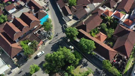 Luftaufnahmen-Von-Autos-Und-Motorrädern,-Die-In-Einem-Wohngebiet-Auf-Bali,-Indonesien,-Fahren