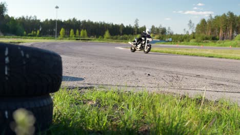 Kurven-Mit-Engem-Radius-Auf-Einem-Straßen-Roadster-Motorrad