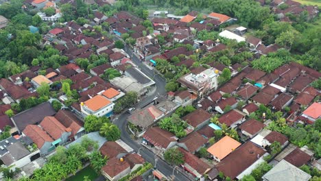 Antena-De-Arriba-Hacia-Abajo-De-Carreteras-Vacías-Y-Sin-Tráfico-En-Bali-Indonesia-En-Un-Día-Nublado-En-Un-Barrio-Residencial