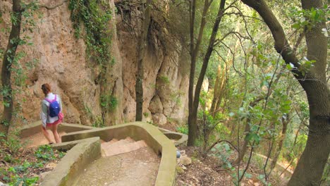Excursionista-Con-Mochila-Camina-Por-Escalones-De-Piedra-En-El-Bosque-De-La-Isla-De-Capri,-Italia---ángulo-Alto