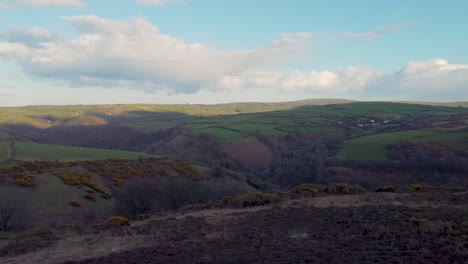 Schwenk-über-Moorland-Und-Grüne-Felder-Mit-Wolken-Und-Strahlend-Blauem-Himmel-In-North-Devon,-Großbritannien