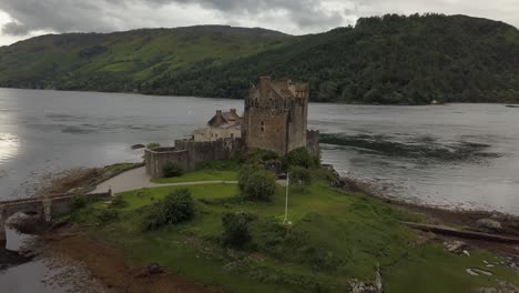 Castillo-De-Eilean-Donan-En-Escocia-Por-Drone