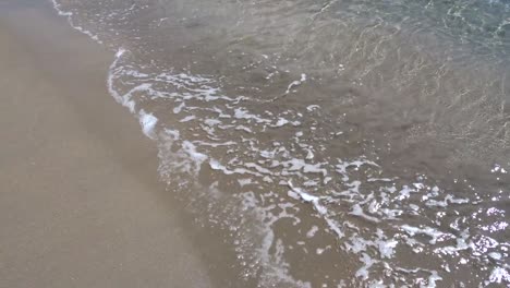 Kleine-Wellen-über-Dem-Sand-Eines-Strandes-An-Der-Spanischen-Mittelmeerküste