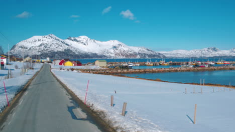 Filmische-Fahrt-über-Den-Hafen-Von-Tromvik,-Norwegen