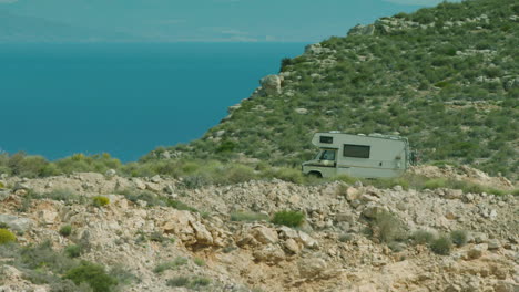 Atemberaubende-Filmische-Aufnahme-Eines-Alten-Wohnmobils-In-Cabo-De-Gata,-Spanien