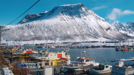 Atemberaubende-Filmische-Kamerafahrt-Von-Fischerbooten-Im-Hafen-Von-Tromvik,-Norwegen
