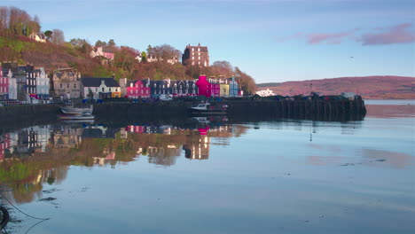 Tracking-shot-of-Tobermory-in-Scotland