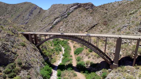 Toma-Aérea-De-Un-Puente-En-El-Desierto-De-Arizona