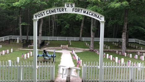 Post-Cementerio-Fort-Mackinac,-Isla-Mackinac,-Michigan,-Estados-Unidos