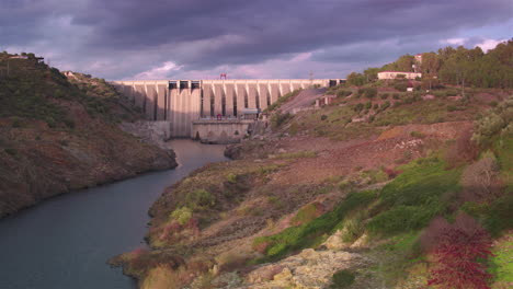 Atemberaubende-Filmische-Kamerafahrt-Von-L-Nach-R-über-Den-Alcantara-Staudamm