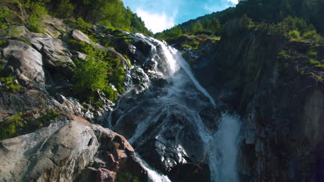 Filmische-Aufsteigende-Luftaufnahme-Eines-Kleinen-Wasserfalls-In-Der-Schweiz