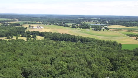 drone-shot-overlooking-farmland-in-Pennsylvania