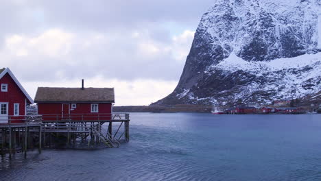 Stunning-cinematic-tracking-shot-of-houses-on-stilts-in-Reine