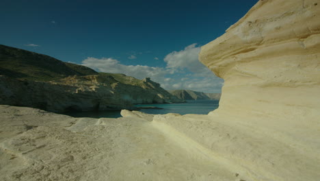 Filmische-Kamerafahrt-über-Ungewöhnlichen-Sandstein-An-Der-Küste-Von-Cabo-De-Gata,-Spanien
