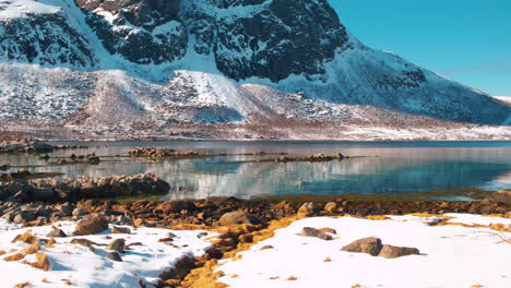 Impresionante-Pista-Cinematográfica-Y-Toma-Inclinada-Hacia-Arriba-De-Un-Fiordo-Cerca-De-Tromso,-Noruega