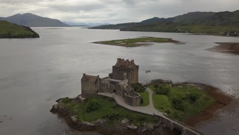 Eilean-Donan-Castle-In-Schottland-Per-Drohne
