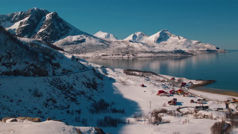 Impresionante-Toma-Cinematográfica-De-Seguimiento-De-Steadicam-De-Grotfjord,-Noruega