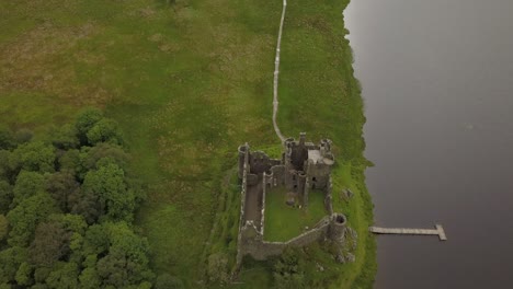Vista-Superior-Por-Drones-De-Un-Antiguo-Castillo-Escocés