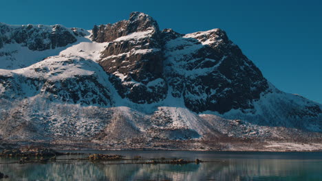 Travelling-Cinematográfico-De-Un-Fiordo-Y-Montañas-En-El-Norte-De-Noruega