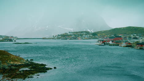 Reine,-Lofoten,-Norwegen-An-Einem-Windigen-Tag