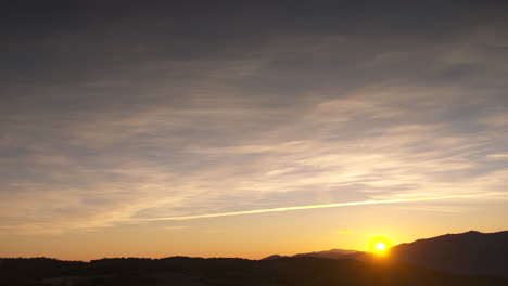 Atemberaubender-Sonnenaufgang-Oder-Sonnenuntergang-über-Den-Pyrenäen-Weitwinkelaufnahme