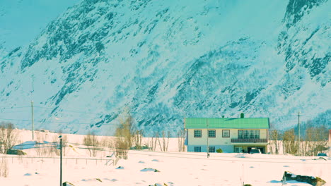 Atemberaubende-Filmische-Aufnahme-Eines-Hauses-Im-Abgelegenen-Norden-Norwegens