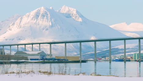 Plano-General-Cinematográfico-Del-Puente-Tromso-Con-Montañas-Detrás
