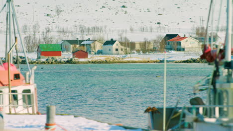 Cinematic-shot-of-houses-with-soft-focus-boats-foreground,-Tromvik