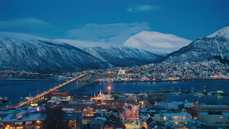 Atemberaubende-Filmische-Weitwinkelaufnahme-Von-Tromso-In-Der-Abenddämmerung