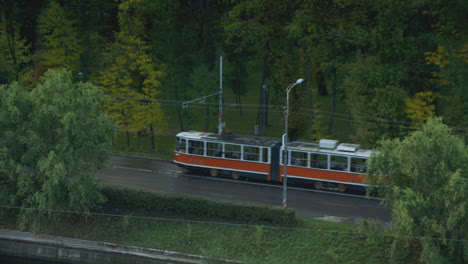 Eine-Straßenbahn-Rollt-Durch-Den-Rahmen-In-Cluj-Napoca,-Rumänien
