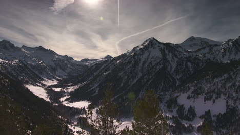 Zoom-Lento-Cinematográfico-Y-Panorama-De-Montañas-En-Los-Pirineos,-Francia