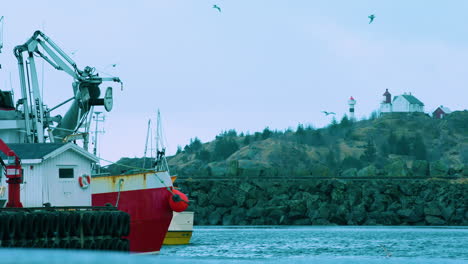 Un-Faro-Y-Un-Barco-De-Pesca-En-Las-Islas-Lofoten,-Noruega